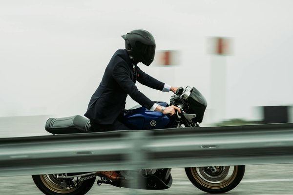 Welche Tipps gibt es fÃ¼r sicheres Motorradfahren bei Regen?